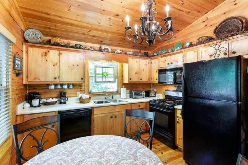 Mountain Spirit Cabin - Fireplace And Hot Tub Villa Blue Ridge Bagian luar foto